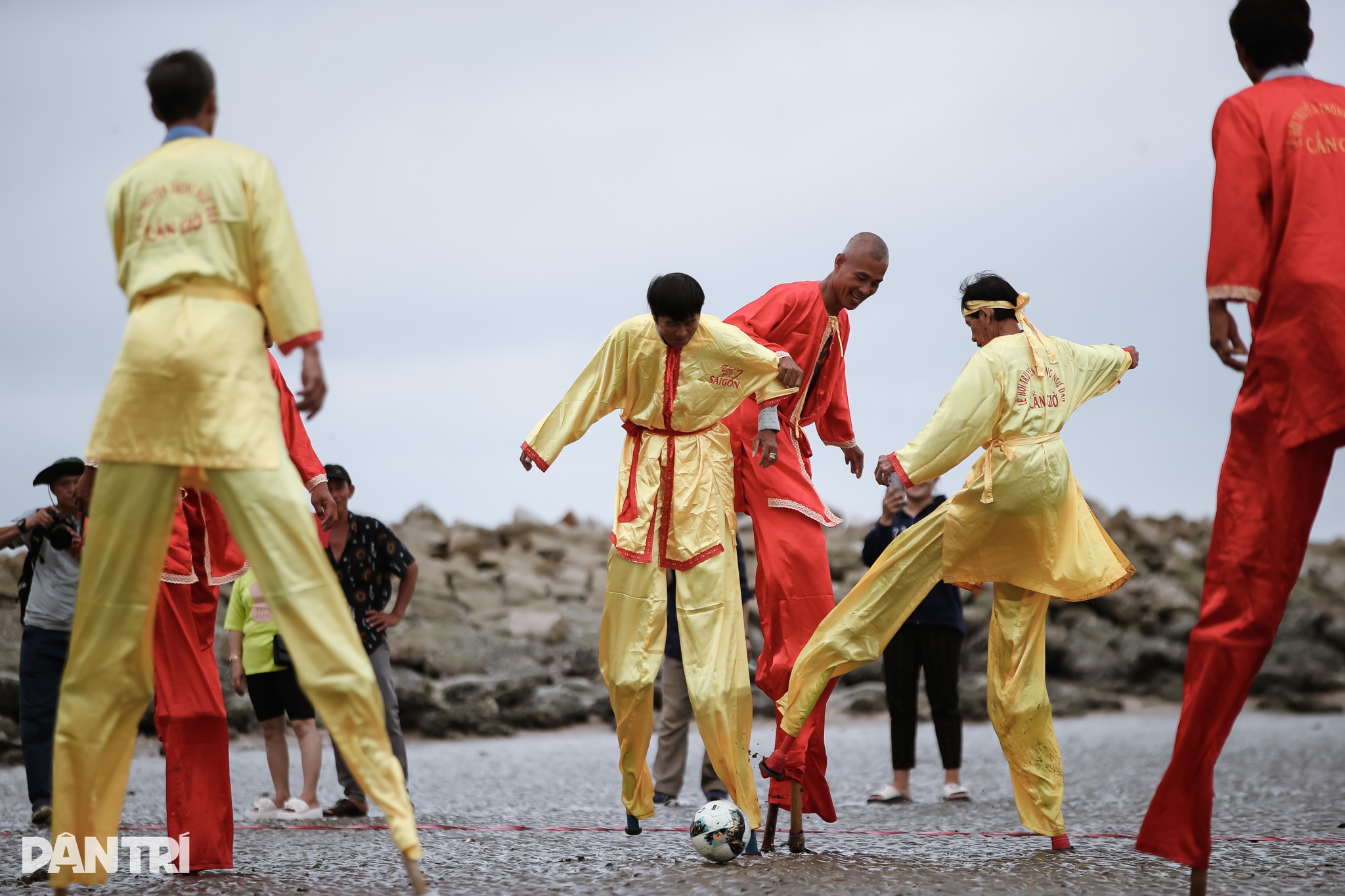 Pescadores correm e jogam futebol sobre palafitas no Festival da Baleia - Can Gio - 7 Ngư dân chạy đua, đá bóng bằng cà kheo tại Lễ hội Nghinh Ông - Cần Giờ  - 7