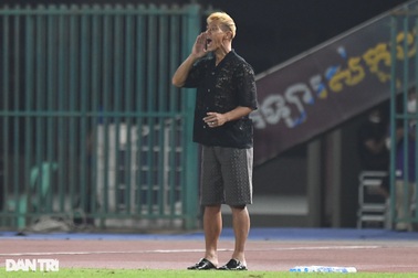 HLV Campuchia gây sốt với trang phục "không giống ai" ở SEA Games