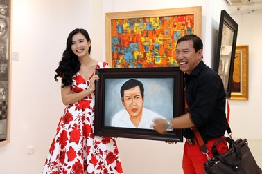 Quang Thắng bật cười khi Lương Giang tặng bức chân dung mũi to