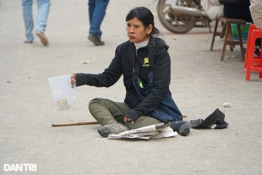 Người ăn xin lê lết trước cổng Phủ Na ngày đầu năm mới
