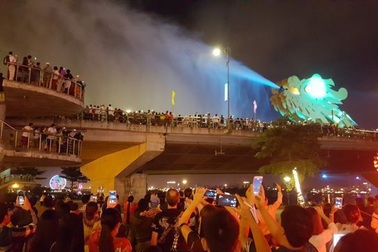 Cầu Rồng phun nước, phun lửa 4 đêm dịp Tết Nguyên đán Canh Tý