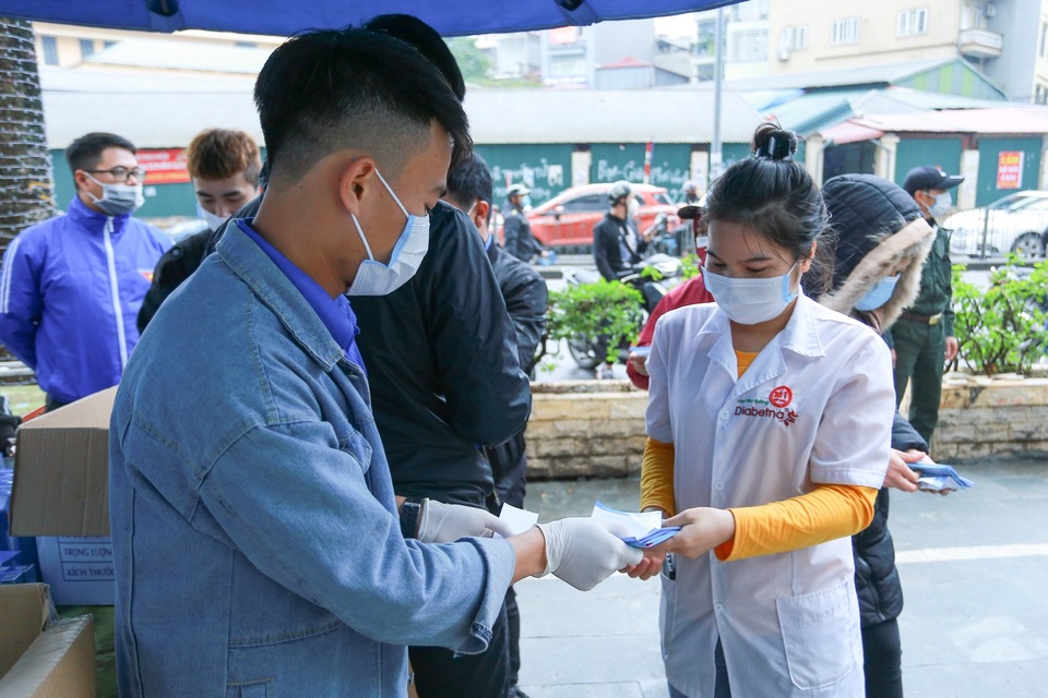 Hàng trăm người dân đội mưa xếp hàng nhận khẩu trang miễn phí - 6