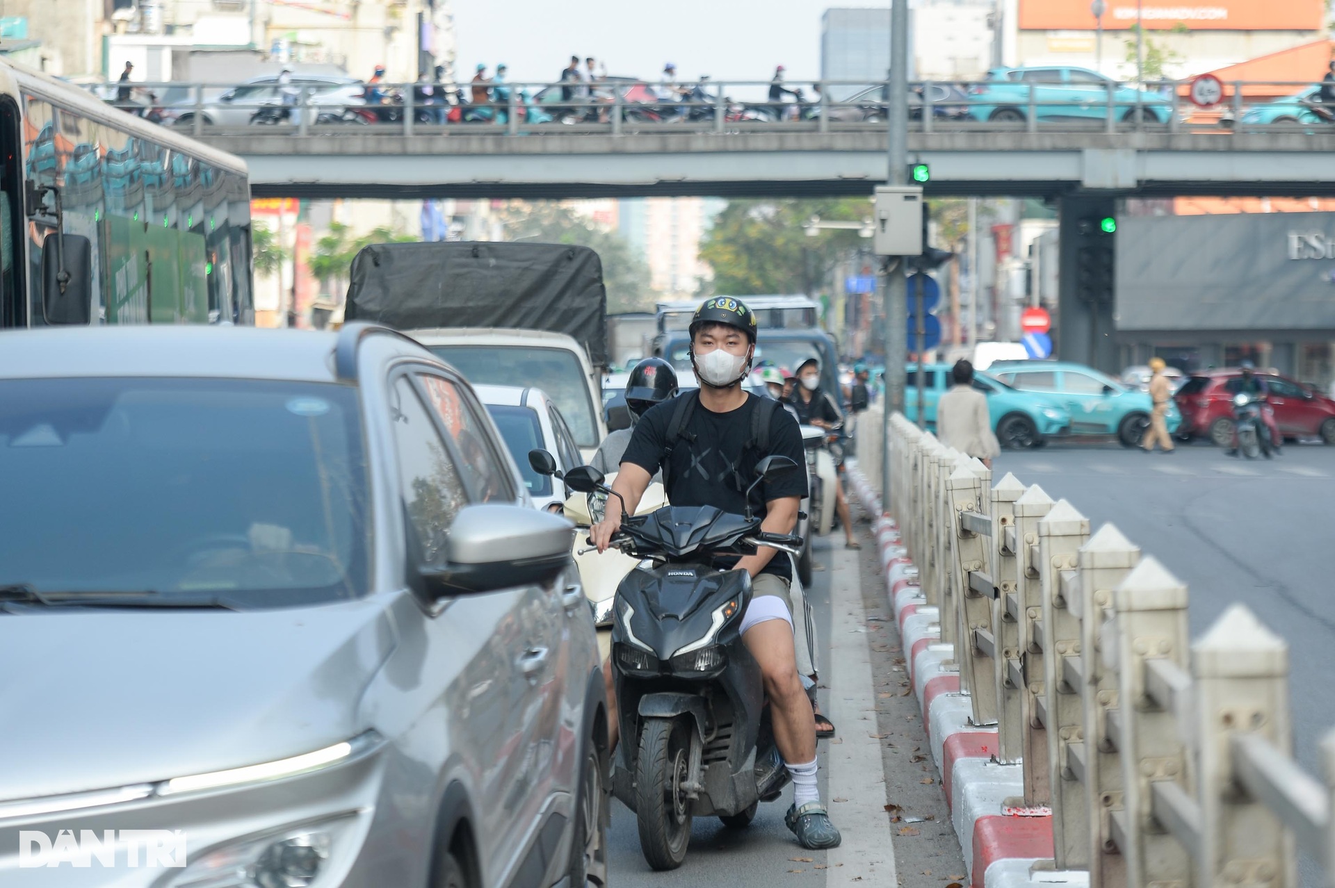Hiện trường vụ cháy tòa nhà 18 tầng trên phố Thái Hà ở Hà Nội - 11 Hiện trường vụ cháy tòa nhà 18 tầng trên phố Thái Hà ở Hà Nội - 11