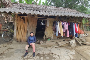 Xót xa cảnh chàng trai một chân trong căn nhà rách nát không dám mơ Tết