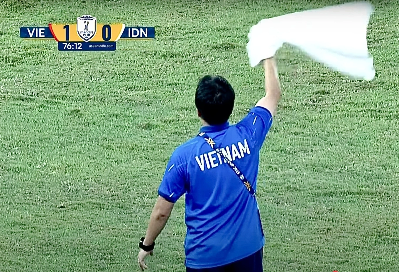 Lý giải hành động vẫy khăn tắm đến từ trợ lý của HLV Kim Sang Sik - 1