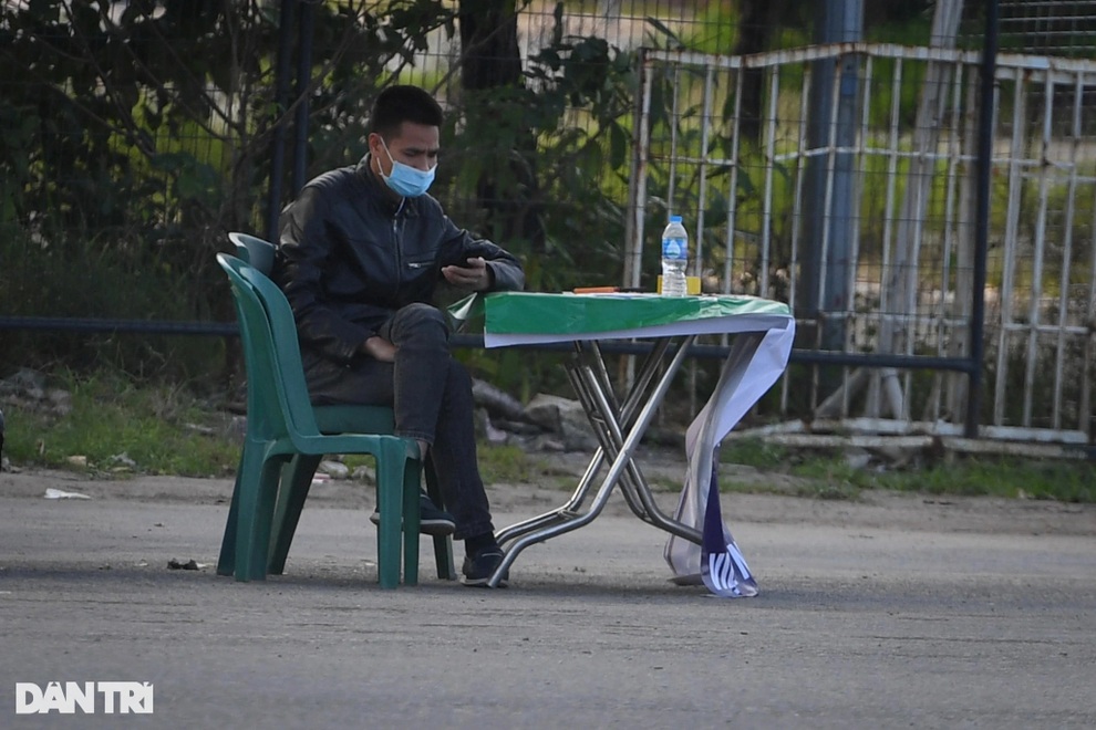Phe vé lo sốt vó vì vé xem đội tuyển Việt Nam không ai mua - 5 Phe vé lo sốt vó vì vé xem đội tuyển Việt Nam không ai mua - 5