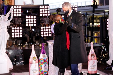 Thị trưởng New York hứng "bão" chỉ trích vì nhảy trên Quảng trường Thời đại