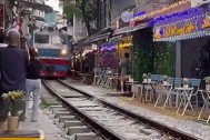 Phố cà phê đường tàu sau cú hất văng điện thoại của nữ du khách