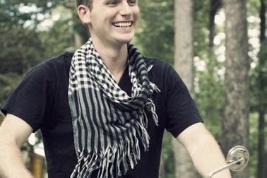 Nghe chàng trai Mỹ hát tiếng Việt chúc mừng năm mới