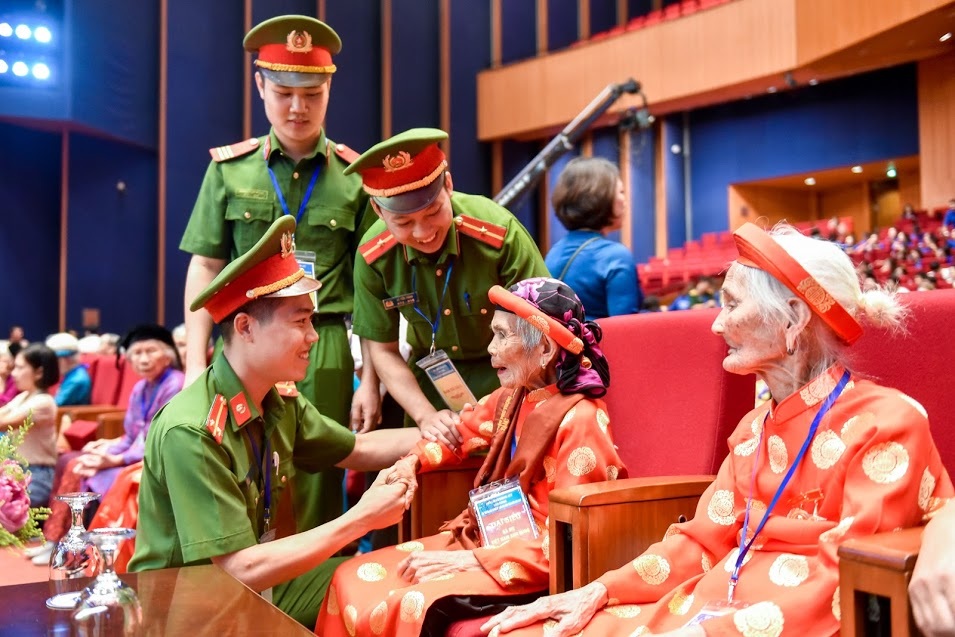 Bộ trưởng Đào Ngọc Dung: “Đời sống người có công ngày càng đầy đủ hơn” - 5 Bộ trưởng Đào Ngọc Dung: “Đời sống người có công ngày càng đầy đủ hơn” - 5
