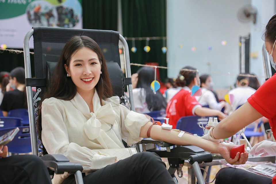 Hoa khôi, Á khôi Đại học Hà Nội rạng rỡ trong ngày hội hiến máu - 2 Hoa khôi, Á khôi Đại học Hà Nội rạng rỡ trong ngày hội hiến máu - 2