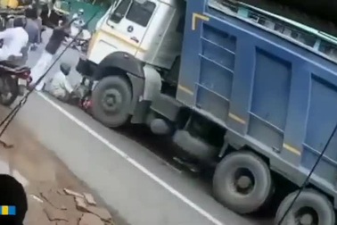 Người đàn ông suýt mất mạng vì dừng trúng điểm mù xe tải