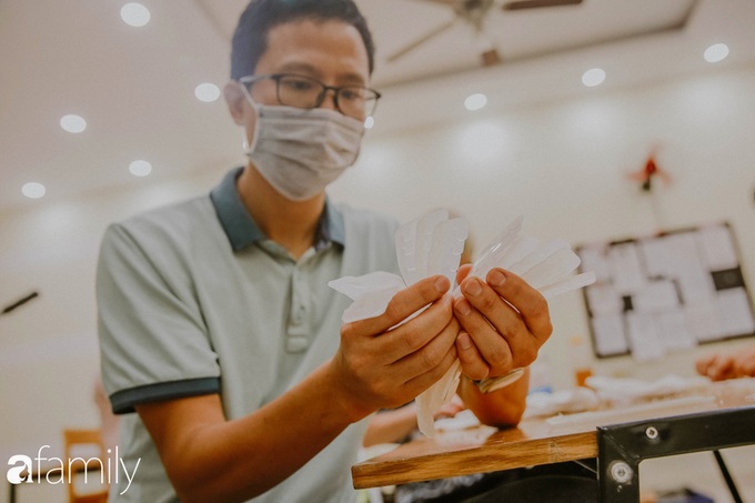Thợ đồ da làm "tai giả" chống lại cơn đau vành tai khi phải đeo khẩu trang nhiều giờ, sản phẩm nhỏ gửi tặng cho hàng nghìn y bác sĩ tuyến đầu chống dịch - Ảnh 6. Thợ đồ da làm "tai giả" chống lại cơn đau vành tai khi phải đeo khẩu trang nhiều giờ, sản phẩm nhỏ gửi tặng cho hàng nghìn y bác sĩ tuyến đầu chống dịch - Ảnh 6.