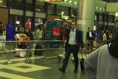 Các đại sứ châu Âu gói bánh chưng, nói tiếng Việt chúc Tết cổ truyền Việt Nam