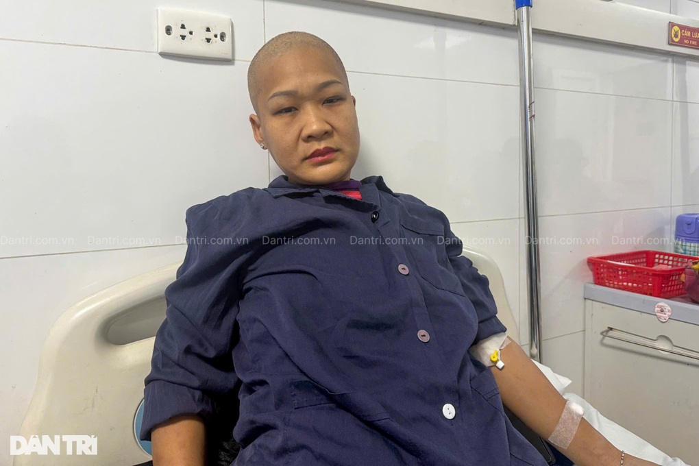 Bố mẹ già yếu, gắng gượng xin từng bữa ăn cho con gái ung thư - 1 Bố mẹ già yếu, gắng gượng xin từng bữa ăn cho con gái ung thư - 1