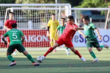 Tuyển 7 người Việt Nam gây ấn tượng trước các ngôi sao bóng đá Việt