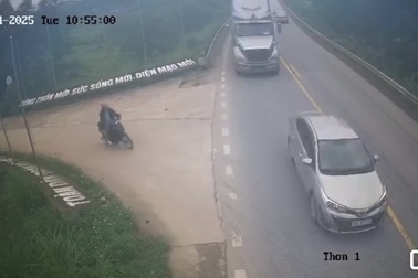 Người đi xe máy lao vào xe đầu kéo một cách đầy khó hiểu