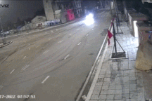 Xe Porsche Cayenne mất lái, lao thẳng vào nhà ven đường với tốc độ cao