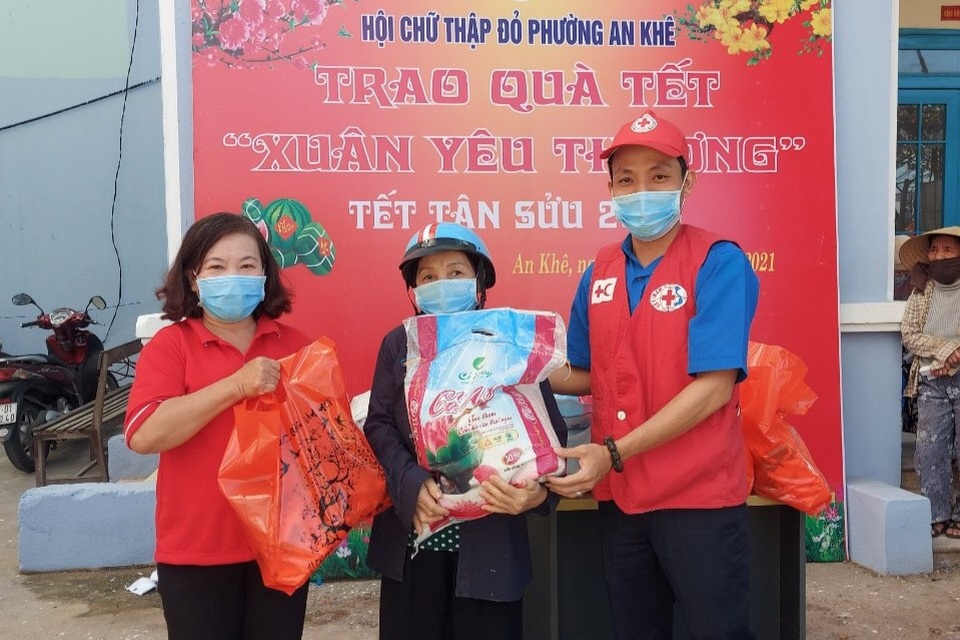 Đà Nẵng: Tặng 50 suất quà Tết tới người nghèo và nạn nhân da cam - 1 Đà Nẵng: Tặng 50 suất quà Tết tới người nghèo và nạn nhân da cam - 1
