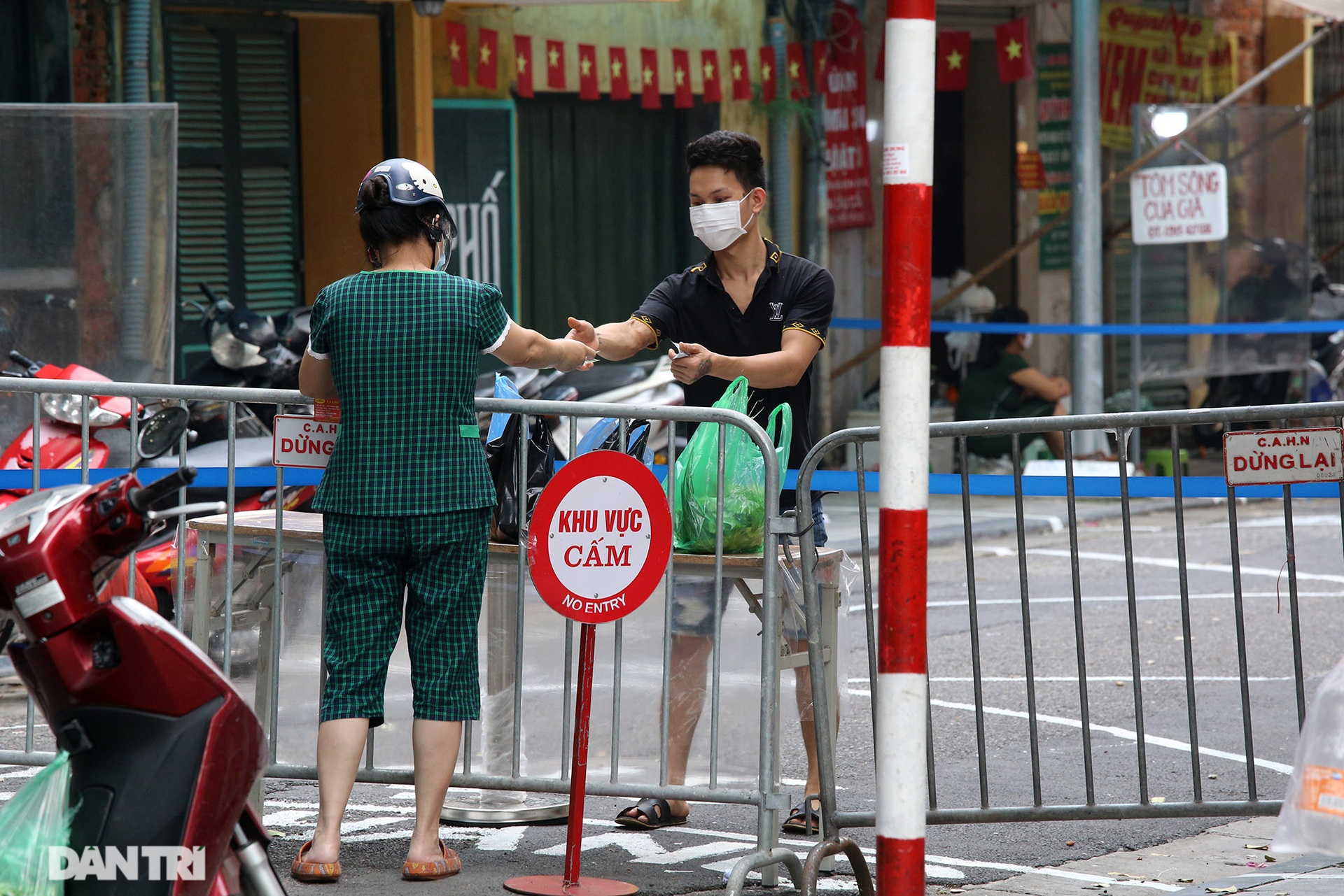 Mới lạ cảnh mua bán bằng ám hiệu ngón tay ở chợ nhà giàu phố cổ Hà Nội - 12 Mới lạ cảnh mua bán bằng ám hiệu ngón tay ở chợ nhà giàu phố cổ Hà Nội - 12
