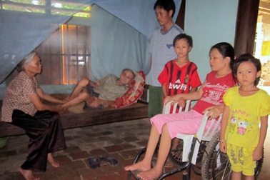 Người chồng phụ hồ gồng mình nuôi cả gia đình bệnh tật