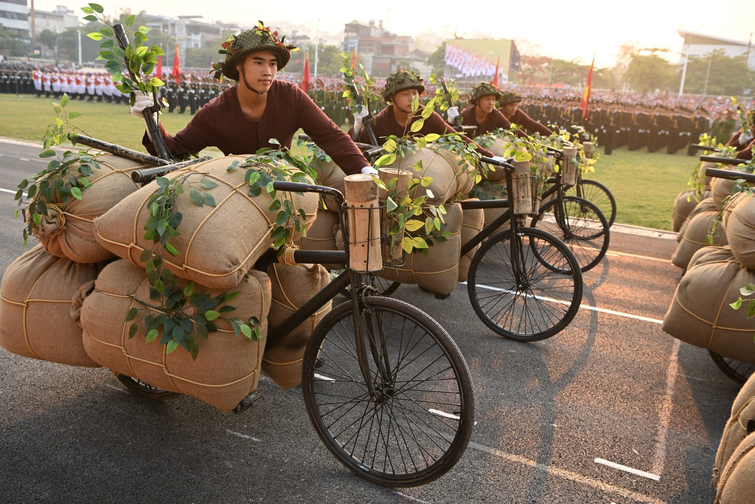 Người dân ngồi chật kín SVĐ Điện Biên xem hợp luyện diễu binh, diễu hành - 15