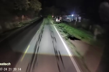 Tài xế phanh gấp tránh xe tải lấn làn vượt ẩu trong đêm tối