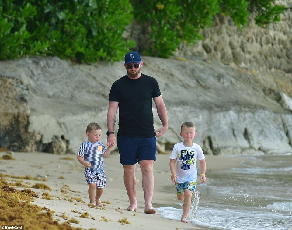 Coleen Rooney khoe dáng tròn trịa trên biển - 7