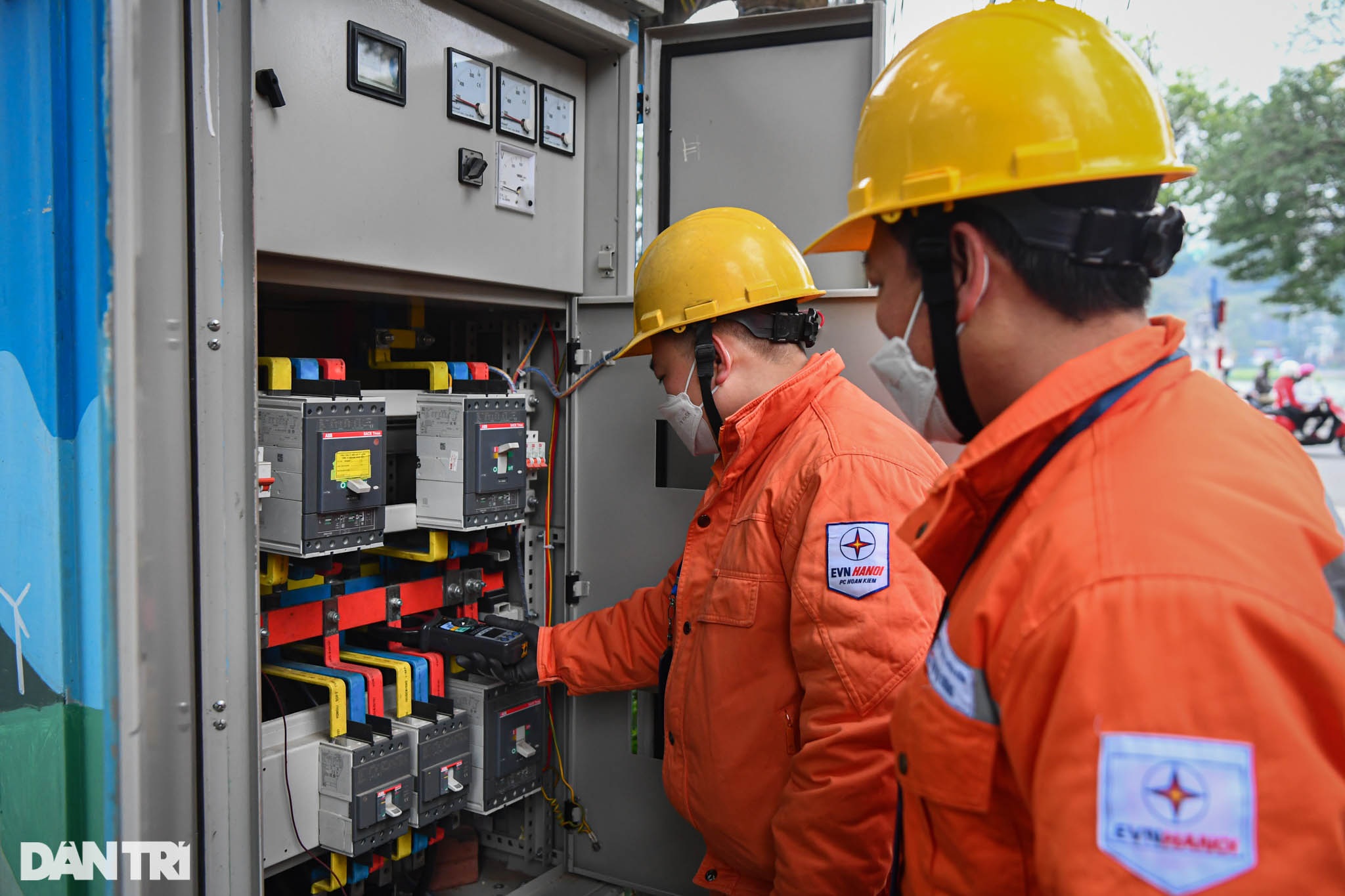 Theo chân công nhân điện lực trực xuyên Tết phục vụ người dân Thủ đô - 9 Theo chân công nhân điện lực trực xuyên Tết phục vụ người dân Thủ đô - 9