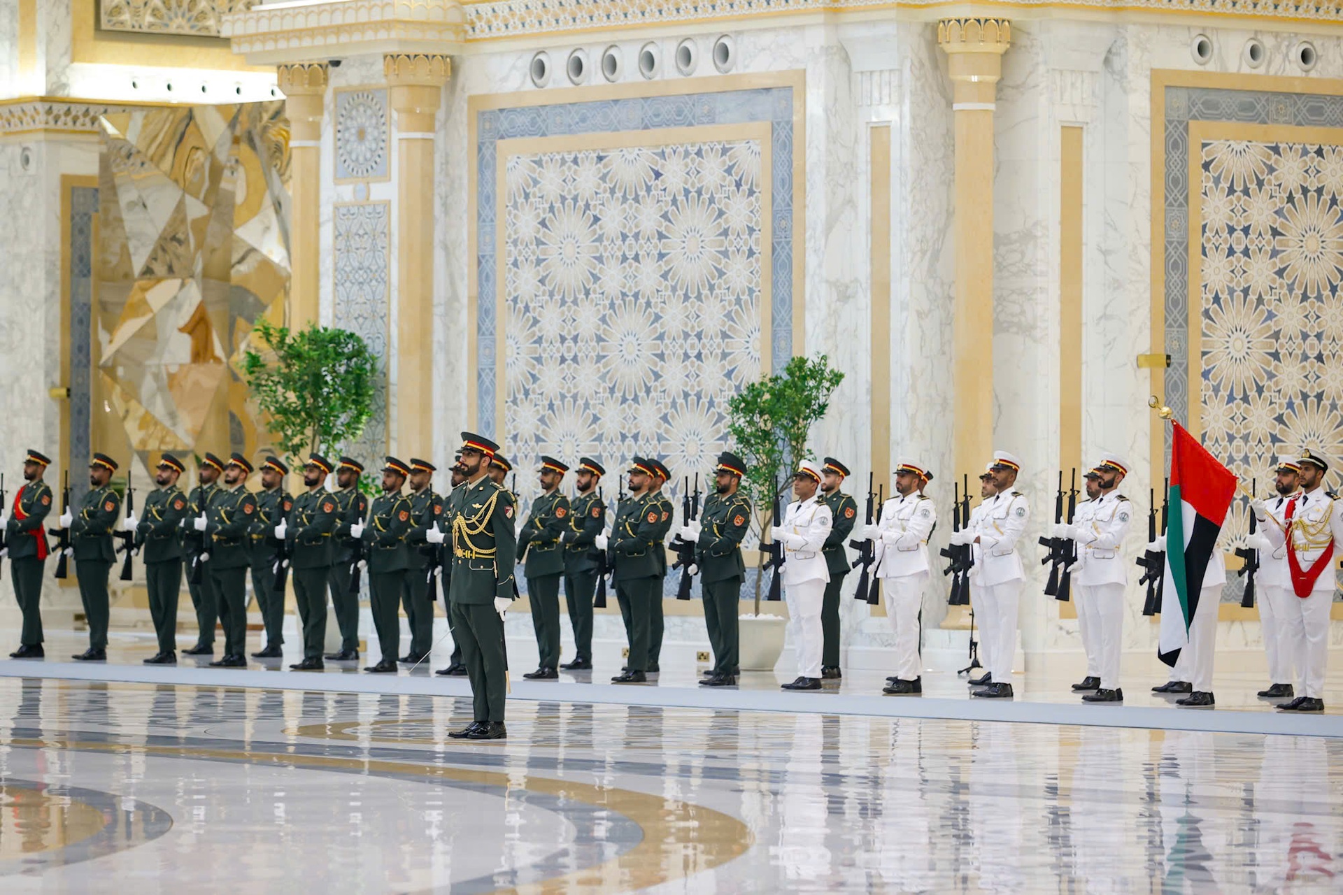UAE bắn 21 loạt đại bác chào mừng Thủ tướng tại Cung điện Hoàng gia - 4 UAE bắn 21 loạt đại bác chào mừng Thủ tướng tại Cung điện Hoàng gia - 4