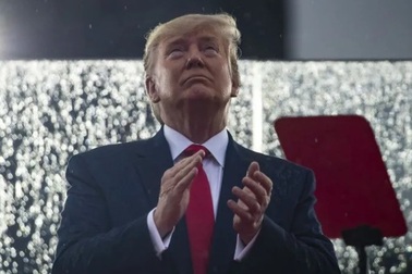 Máy nhắc chữ gây “họa” cho ông Trump trong lễ kỷ niệm Quốc khánh Mỹ