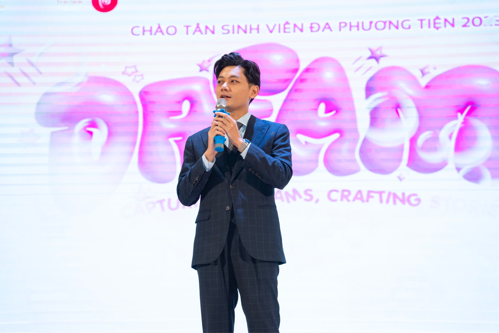 Đủ cung bậc cảm xúc trong đêm nhạc chào tân sinh viên ở Hà Nội - 4 Đủ cung bậc cảm xúc trong đêm nhạc chào tân sinh viên ở Hà Nội - 4