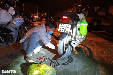 Trắng đêm sửa xe, nấu mì... hỗ trợ dòng người hồi hương