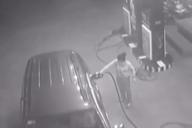 Clip nam thanh niên đổ đầy bình dầu rồi quỵt tiền