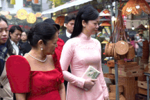 Phu nhân Chủ tịch nước và Phu nhân Tổng thống Philippines thăm chợ hoa Tết