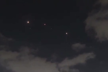 Phòng không Israel cố gắng đánh chặn tên lửa Iran