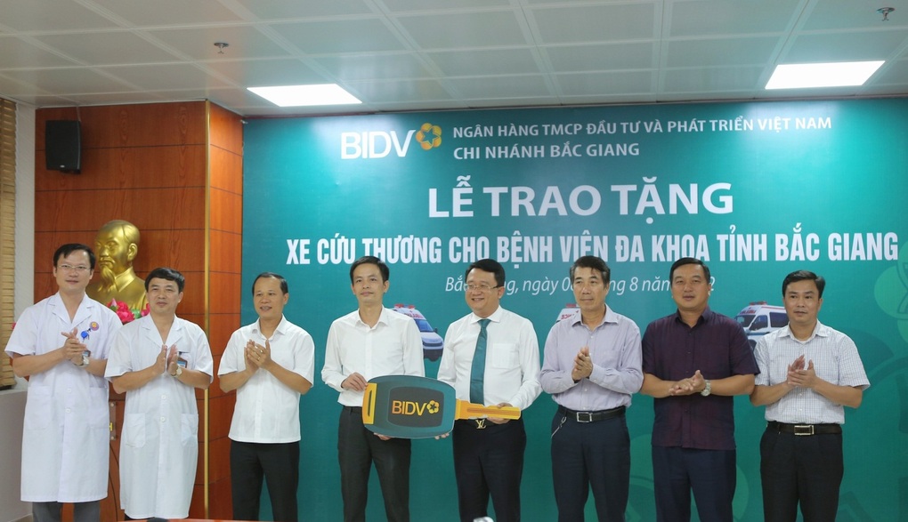 BIDV Bắc Giang tặng xe cứu thương phục vụ công tác cấp cứu bệnh nhân - 2 BIDV Bắc Giang tặng xe cứu thương phục vụ công tác cấp cứu bệnh nhân - 2