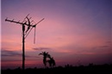 Dựng cột ăng-ten, 3 cha con bị điện giật cháy sém