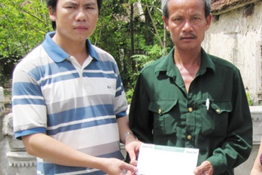 Tấm lòng bạn đọc trở lại với em bé lớp 3 khất thực...