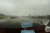 Lao ầm ầm qua chỗ ngập, xe Mercedes trượt bánh xoay tít trên đường cao tốc