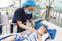 Hà Nội: Bé 2 tuổi ngã vào hồ cá Koi, 8 phút sau mới được phát hiện