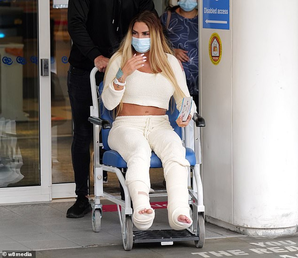 Bạn trai bế Katie Price rời bệnh viện sau ca phẫu thuật chân - 3 Bạn trai bế Katie Price rời bệnh viện sau ca phẫu thuật chân - 3