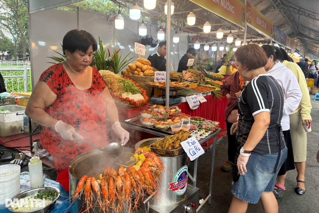 Kiểm soát đặc biệt, lưu mẫu thực phẩm dễ hư tại lễ hội lần đầu tổ chức - 1