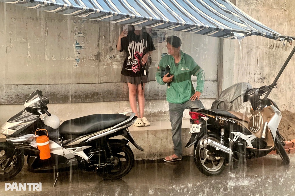 Mưa như trút nước vào giờ tan tầm ở TPHCM - 2 Mưa như trút nước vào giờ tan tầm ở TPHCM - 2