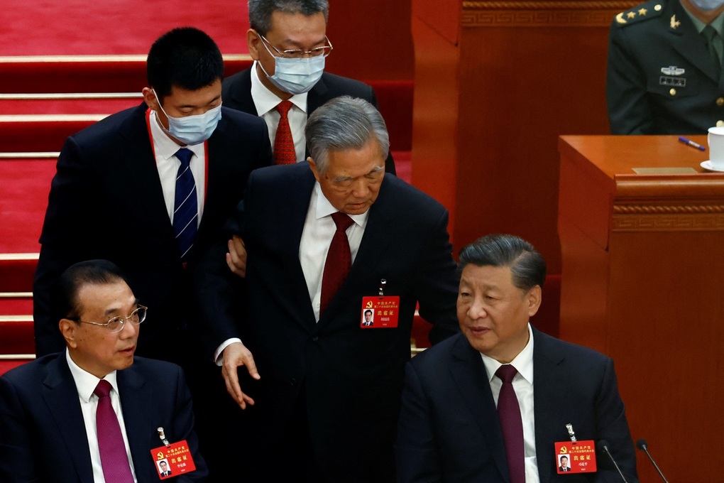 Tân Hoa Xã: Ông Hồ Cẩm Đào rời phiên bế mạc Đại hội Đảng vì lý do sức khỏe - 1 Tân Hoa Xã: Ông Hồ Cẩm Đào rời phiên bế mạc Đại hội Đảng vì lý do sức khỏe - 1