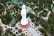 Sĩ tử Đà Nẵng đổ xô đến ngôi chùa Linh Ứng để cầu may