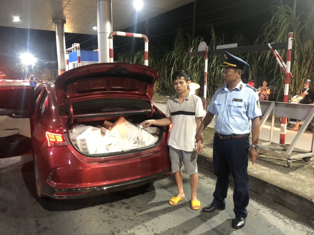 Nam thanh niên vận chuyển 10.000 gói thuốc lá nhập lậu các loại - 1 Nam thanh niên vận chuyển 10.000 gói thuốc lá nhập lậu các loại - 1