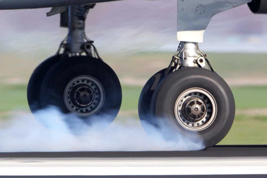 Máy bay liên tục cán đinh, rách lốp tại sân bay Nội Bài, Tân Sơn Nhất