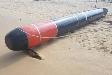 Vật thể nghi là ngư lôi có chữ Trung Quốc trôi trên biển Phú Yên