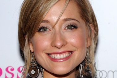 Sao “Smallville”  bị nghi là tú bà trong giáo phái biến phụ nữ thành nô lệ tình dục